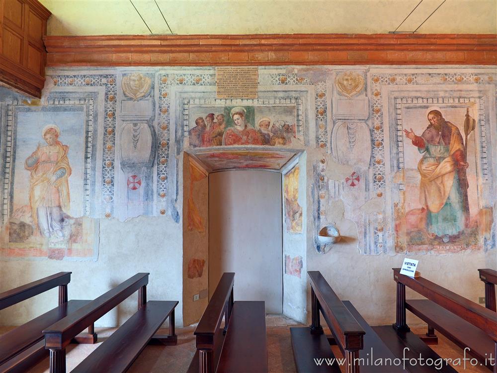 Montevecchia (Lecco) - Parete interna sinistra della Chiesetta di San Bernardo